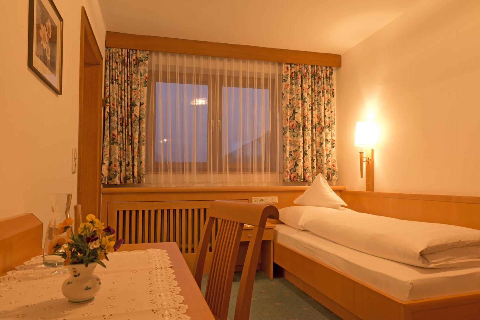 Hotel Angelika Санкт Антон ам Арлберг Стая снимка